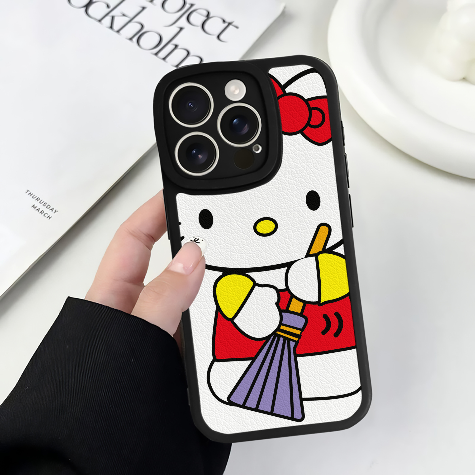（画像用） Hello Kitty ハローキティ 【iPhone 16シリーズ対応】シリコンスマホケース（レザー調） 材質：シリコン